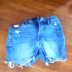 Nice cute preppy jean shorts!  Also it has a slimming  pocket technology!! 😆😁